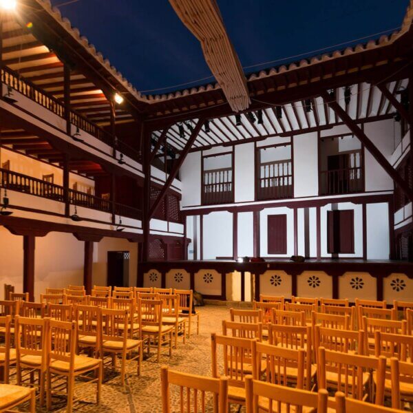 Interior del Corral de Comedias de Almagro con espectadores disfrutando de una obra teatrall